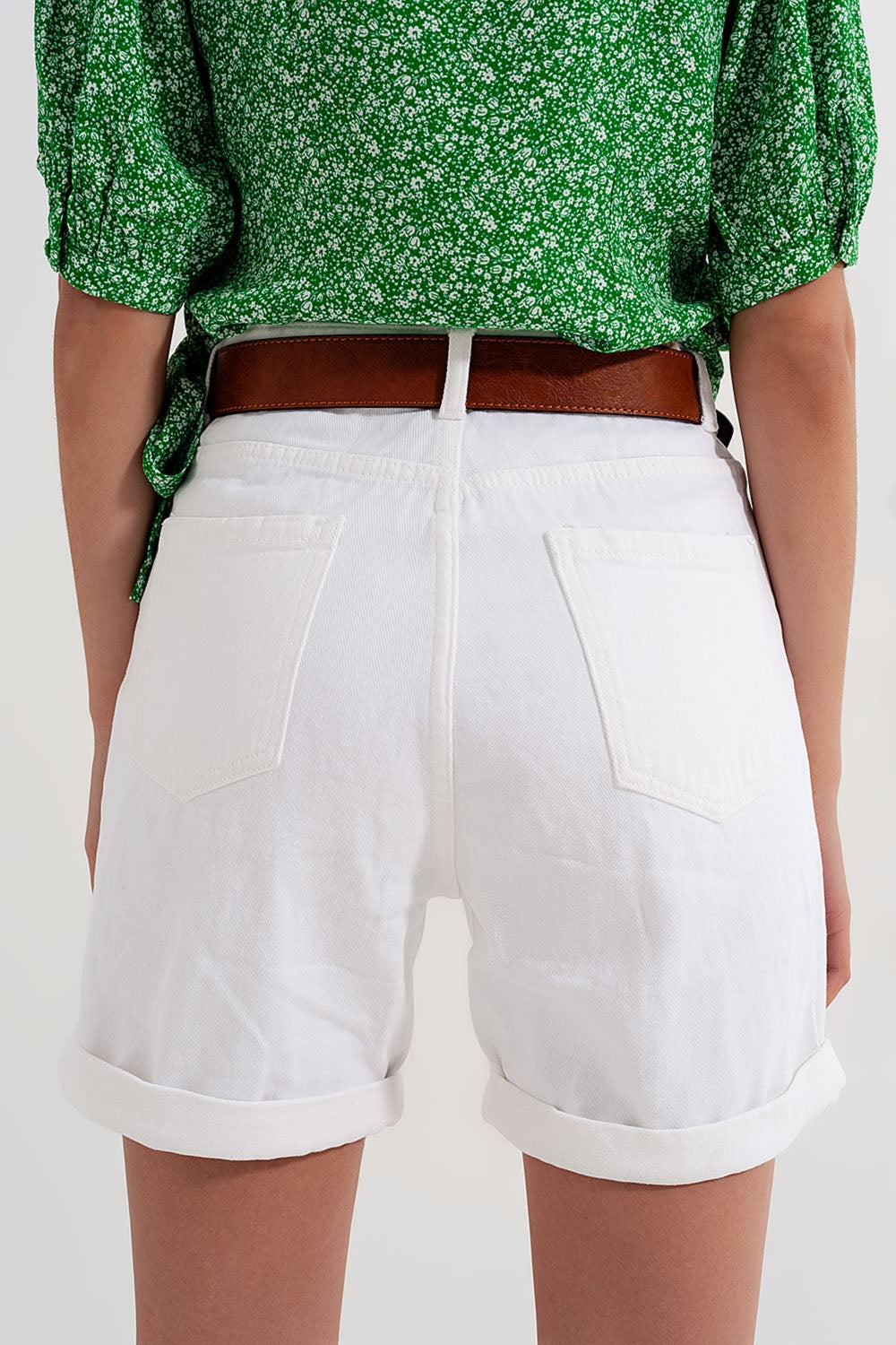 Białe szorty mom jeans